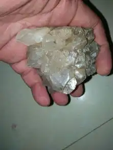  懂得玩钻石或陨石的高手,帮我看这是黑钻石还是玻璃陨石谢谢