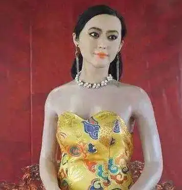  如今的蜡像真是越来越精致了从前的山寨蜡像可是又好笑又恐怖啊