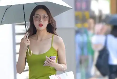  gif搞笑段子段子gif搞笑段子坐火车回老家,中途上来一个妹子,座位在我对