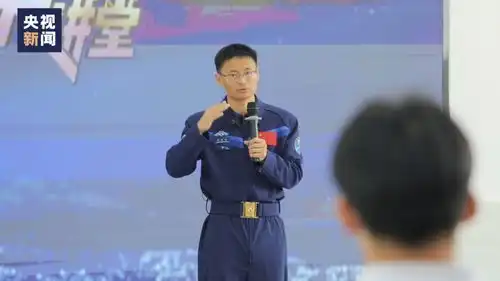  秒变大型追星现场原来是他回母校了