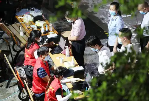  现场图集闻令而动近千名禅城党员志愿者迅速奔赴战疫一线
