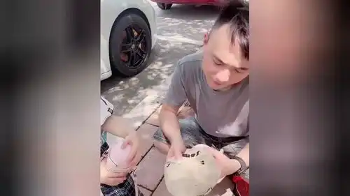 搞笑萌娃我觉得爸爸好丑呀,如果我长得像他一样,还怎么出门呀  搞笑萌娃我觉得爸爸好丑呀,如果我长得像他一样,还怎么出门呀