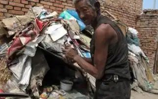 捡破烂老汉捡到四块破布,废物利用当窗帘用,专家看后这不简单  捡破烂老汉捡到四块破布,废物利用当窗帘用,专家看后这不简单