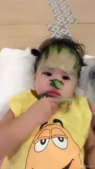  包贝尔女儿贴黄瓜面膜萌化了