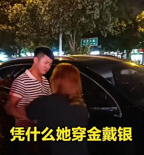  原配当街抓老公和小三后续小三身材好穿着诱人,原配不打扮又胖
