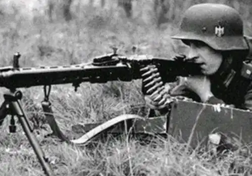 二战中mg42通用机枪,不仅给敌军造成麻烦,也给德军带来麻烦  二战中mg42通用机枪,不仅给敌军造成麻烦,也给德军带来麻烦