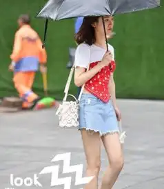  妹子,你这样站在镜子前面自拍,怎么看怎么别扭啊