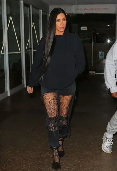 跟卡戴珊姐妹学全黑搭配,老三霸气又干练,论高调还得是老二  跟卡戴珊姐妹学全黑搭配,老三霸气又干练,论高调还得是老二