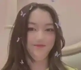  李嫣晒出滤镜美照,嘴唇已修复和常人无异,笑容自信露出双下巴