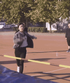 搞笑gif趣图某男晚上失眠,于是打电话骚扰好友 搞笑gif趣图某男晚上失眠,于是打电话骚扰好友