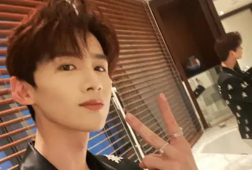 倪妮话剧演出好友送花,只有白敬亭画风不一样,祝福语就1个字  倪妮话剧演出好友送花,只有白敬亭画风不一样,祝福语就1个字