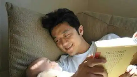  好事将近李亚鹏再与新女友甜蜜合照,疑见女方亲朋好友