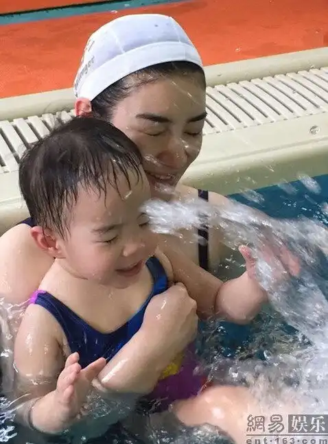  黄奕女儿扎冲天辫仰天大笑