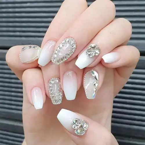  小心做了会上瘾的镶钻美甲