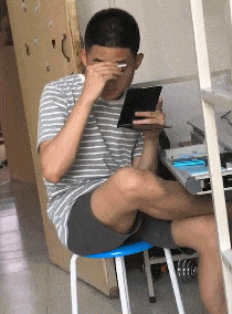  搞笑gif趣图大姐,自己多重心里没点数吗,这下起不来了吧