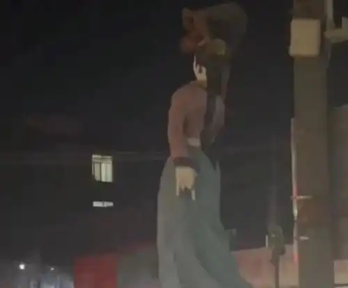  男子爬上雕塑抚摸亲吻,不雅动作不堪入目,派出所喝醉失去理智