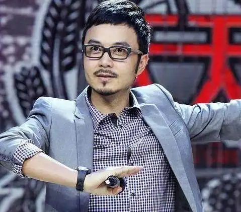  王一博和汪涵默契十足,两人握手方式才是重点,网友兄弟情深