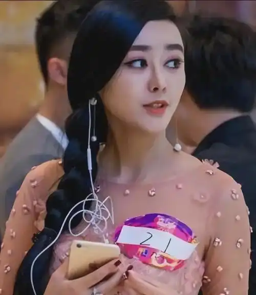 范冰冰花800万整容嫁给主刀医生,怀孕后发现丈夫有男朋友  范冰冰花800万整容嫁给主刀医生,怀孕后发现丈夫有男朋友