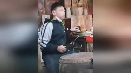  男孩读书时总是挨骂受罚,敲锣打鼓上台就是师傅样