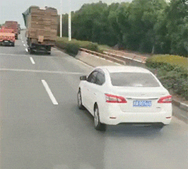 搞笑gif段子妹子,你也太小心了,半天都站不起来  搞笑gif段子妹子,你也太小心了,半天都站不起来