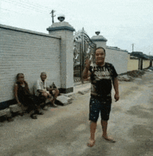  gif搞笑图姑娘,快起来,老板来了
