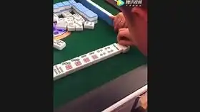  搞笑打麻将视频,美女这可你都想得出来,这牌打得太好了