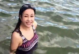  刘晓庆在太平洋里游泳穿泳衣秀丰满好身材