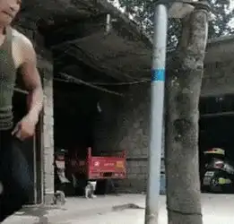  姑娘实在太节俭了,衣服都破成这样了还穿出来,丝毫不在意别人
