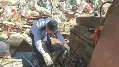 废品老板哭诉我们现在被搞得里外不是人  废品老板哭诉我们现在被搞得里外不是人