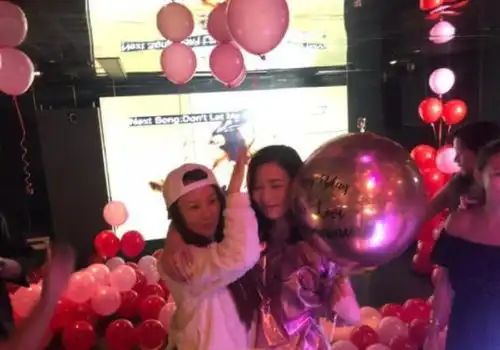 朋友庆祝生日的图片