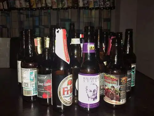  谁有喝完酒摆在桌上空酒瓶图片