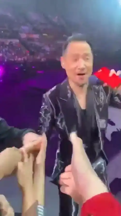  张学友结束233场巡演有观众搞事情大喊我爱黎明