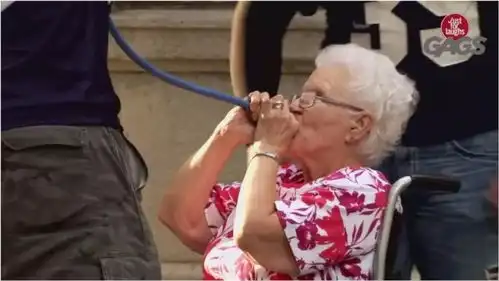 爆笑恶搞,老太太用漏斗喝啤酒,看呆路人  爆笑恶搞,老太太用漏斗喝啤酒,看呆路人