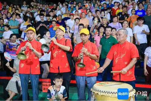 组图海南村va比赛热火朝天观众敲锣打鼓摇旗助威热血沸腾  组图海南村va比赛热火朝天观众敲锣打鼓摇旗助威热血沸腾