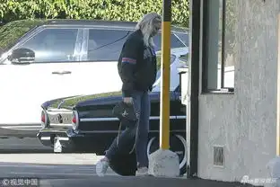  组图索菲特纳与男友逛古董店与男友情侣搭配吐舌搞怪表情多