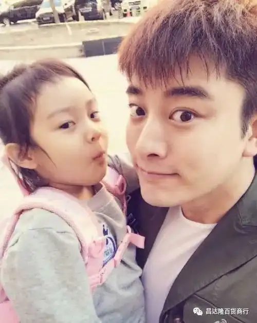 贾乃亮带小甜馨和爷爷奶奶吃饭庆祝生日和考试双百分  贾乃亮带小甜馨和爷爷奶奶吃饭庆祝生日和考试双百分