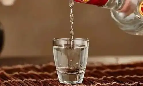 喝白酒时,高度酒和低度酒,哪一个对身体好一点很多人搞错了  喝白酒时,高度酒和低度酒,哪一个对身体好一点很多人搞错了