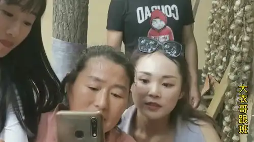  大衣嫂来不及梳头,披头散发迎接表妹,敞开大门搞直播