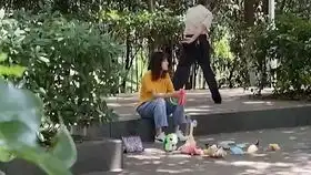 小姐妹俩去广场摆摊套圈,不知道这产品能不能吸引人
