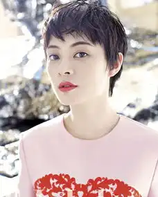  孙俪清丽短发大片演绎辣妈甜蜜幸福