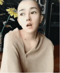  搞笑gif段子现在这年头,谁还没买过几件奢侈品啊