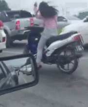 搞笑gif今天上班的路上,看见一个没吃药就出门的女的  搞笑gif今天上班的路上,看见一个没吃药就出门的女的