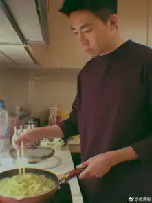 组图这厨艺如何俞灏明亲自下厨煮面切菜画面温馨