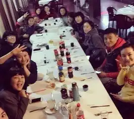  王菲印度双手合十祈福麻花辫造型似少女
