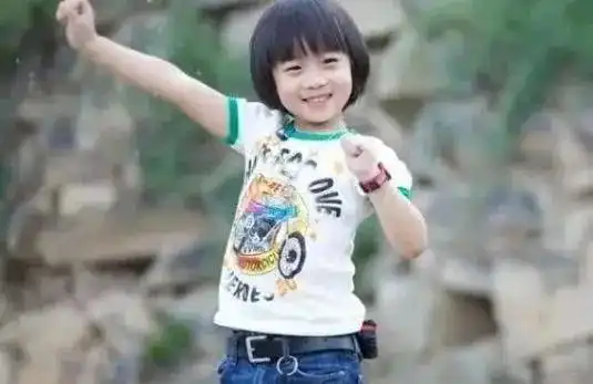  kimi越长越难看林志颖为何老是遮住儿子的脸部,看照片就知道了