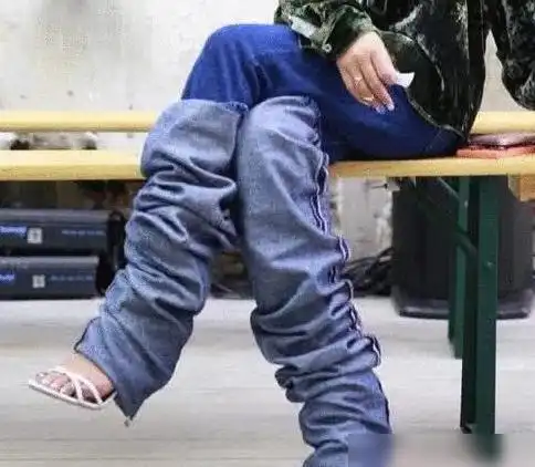  妹子都穷到这个份上了吗看这衣服破得,买件好点的衣服穿吧