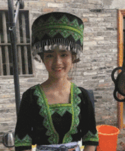  搞笑gif趣图姑娘,你的表情太夸张了,能不能淡定一点