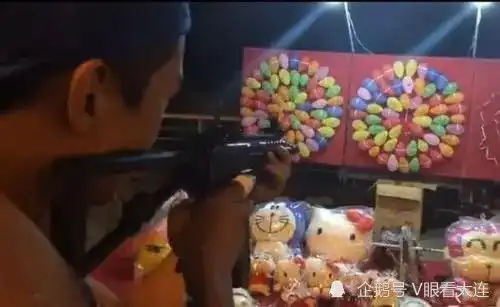  辽宁沈阳一男子摆三支仿真枪经营地摊打气球被抓起诉