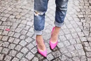  牛仔裤配高跟鞋打造筷子腿