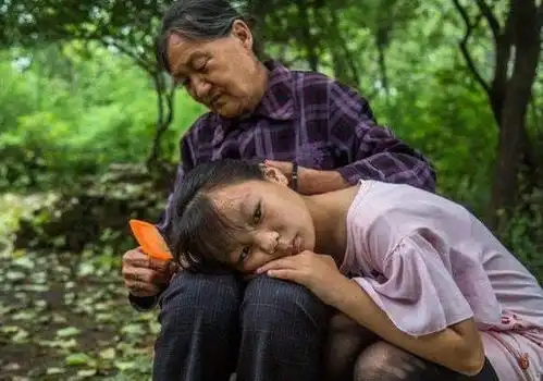 老人收养女孩十五年,亲妈送来九万,女孩则说你还俺奶奶十五年  老人收养女孩十五年,亲妈送来九万,女孩则说你还俺奶奶十五年